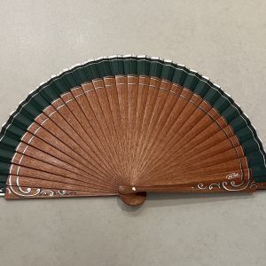 Abanico en madera de kotibe, combinado con tela verde